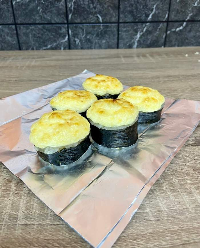 ЗАПЕЧЕННЫЙ С ЛОСОСЕМ С БЕЛЫМ СОУСОМ